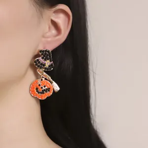 Boucles d'oreilles Halloween avec chapeau de sorcier balai et citrouille sur modèle