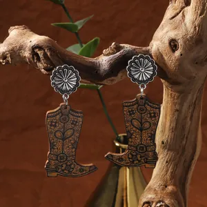 Western-Cowboy-Ohrringe aus Holz mit Blumenstecker und Vintage-Druck-Details