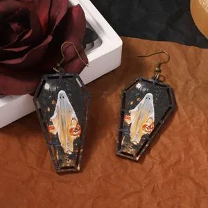 Orecchini di Halloween in legno a forma di bara con design fantasma e zucca