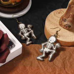 Dettaglio di orecchini a scheletro in legno retrò con ganci in bronzo per Halloween