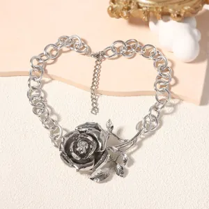 Collana con ciondolo a rosa 3D in argento lucido con catena a maglie su base decor