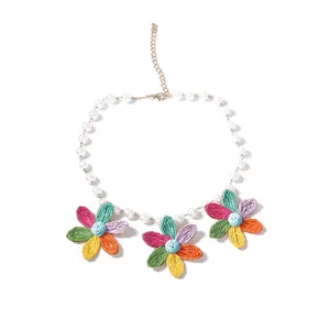 Collana margherita in rafia fatta a mano con perle bianche in stile boho estivo