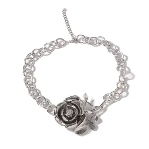 Dettaglio del ciondolo a rosa 3D in argento con petali definiti e catena a maglie