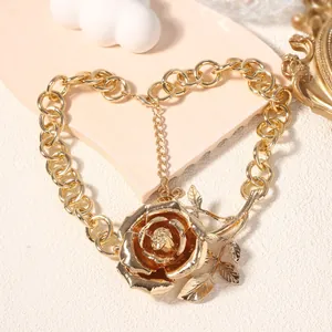 Collana a catena dorata con pendente a rosa 3D e dettagli di foglie su sfondo morbido