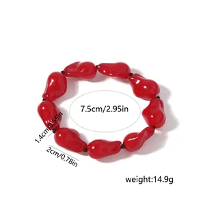 Detaillierte Größenangaben für ein rotes Perlenarmband mit unregelmäßigen Wassertropfen