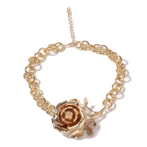 Collana minimalista con ciondolo a rosa dorata con maglie spesse e chiusura regolabile