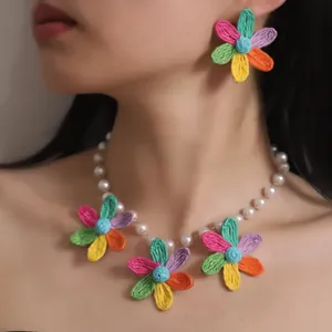 Set di gioielli a margherita in rafia intrecciata con collana di perle e orecchini colorati