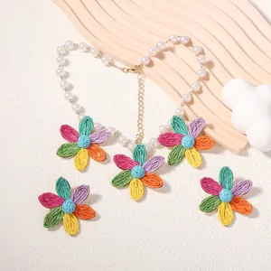 Set di gioielli a margherita in rafia intrecciata con collana di perle e orecchini