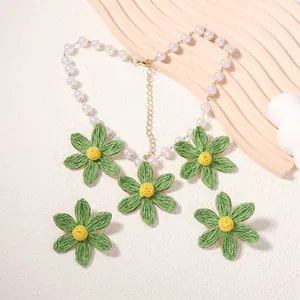 Set di collana e orecchini margherita in rafia con perle e fiori intrecciati verdi