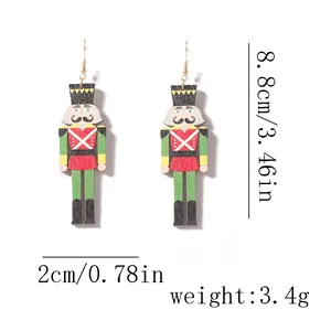 Detalle de pendientes de cascanueces con dimensiones de 8,8 cm por 2 cm y un peso de 3,4 g