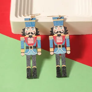 Pendientes de cascanueces creativos con soldados de madera coloridos y ganchos dorados