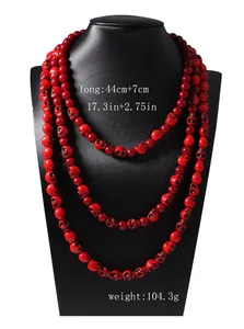 Détail du collier gothique multicouche à perles rouges avec breloques crânes