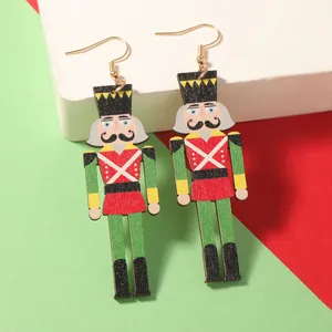 Pendientes creativos de madera del cascanueces de Navidad con diseño de colores