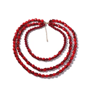 Collier gothique multicouche à perles rouges avec têtes de mort et fermoir doré