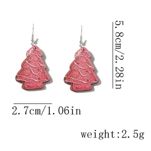Dimensions détaillées des boucles d'oreilles sapin de Noël en bois avec motifs blancs
