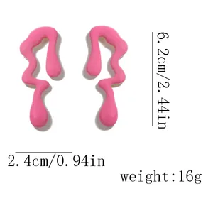 Pendientes abstractos rosa brillante con dimensiones de 6,2 cm de alto y 2,4 cm de ancho