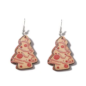 Détails de boucles d'oreilles sapin de Noël en bois avec pois rouges et vagues roses