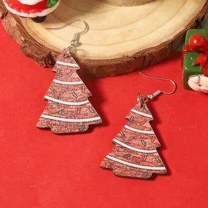 Détails des boucles d'oreilles en bois peintes en forme de sapin de Noël festif