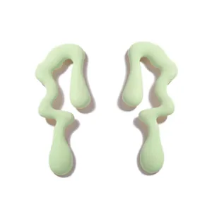 Detalle de pendientes de gota verde claro con acabado de aleación lisa y pulida