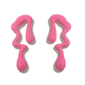 Primer plano de pendientes rosa Barbie con diseño de gota fluida y acabado esmaltado brillante
