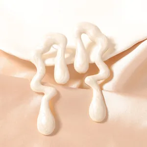 Primer plano de pendientes de gota con textura de mármol perlado en cerámica