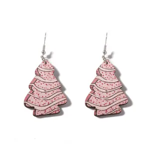 Vue détaillée des boucles d'oreilles sapin de Noël à pois roses avec crochets argent