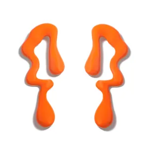 Modernos pendientes naranja vibrante de forma fluida con acabado artístico brillante