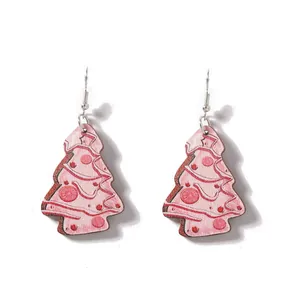 Détail des boucles d'oreilles sapin de Noël rose avec pois rouges et crochets argent