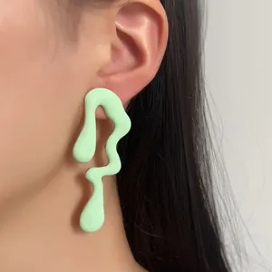 Pendientes de gota irregulares verde menta con diseño fluido mostrados en el modelo