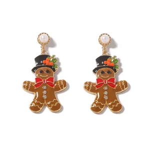 Χριστουγεννιάτικα σκουλαρίκια gingerbread man με πέρλες και στρας σε λευκό φόντο