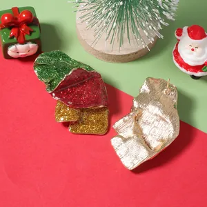 Onregelmatige kerstblad oorknopjes met rode en groene glitters in gouden legering