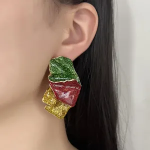 Chique oversized blad oorbellen met groen rood goud glitter voor kerstfeestjes