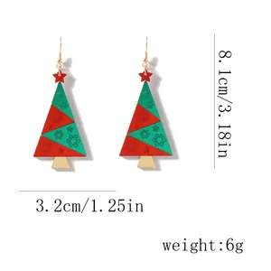 Detailansicht der Acryl-Weihnachtsbaum-Ohrringe mit Größe 8,1x3,2cm und Gewicht 6g