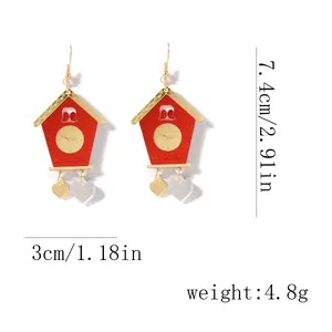 Détail de boucles d'oreilles coucou rouges en acrylique avec texte Valentine