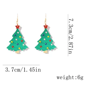 Detailansicht der grünen Acryl-Weihnachtsbaum-Ohrringe mit Maßen und bunten Perlen