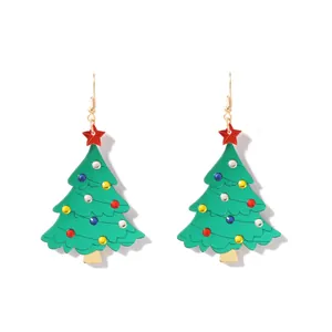 Detailansicht der Acryl-Weihnachtsbaum-Ohrringe mit bunten Punkten und rotem Stern