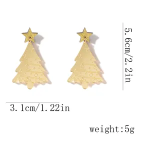 Detailansicht der goldenen Weihnachtsbaum-Ohrringe mit Stern und genauen Maßen
