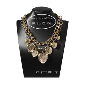 Primer plano de collar punk de cadena dorada de doble capa con corazones y dimensiones