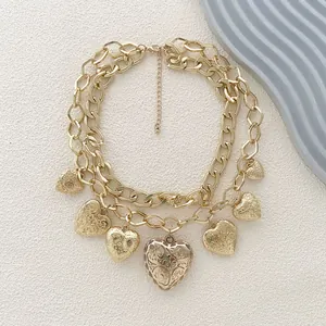 Collar de Cadena Dorada Multicapa Barroco Vintage para Mujer Colgante de Corazón en Relieve Joyería Punk Hip Hop de Aleación Gruesa
