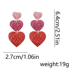 Détail de boucles d'oreilles en forme de cœur à trois couches avec strass et dimensions