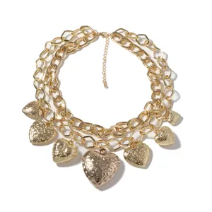 Collar de tres capas con cadena de oro, colgantes de corazón y relieve de flores vintage
