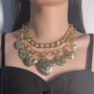 Collar punk dorado de doble capa con cadenas gruesas y colgantes de corazón grabados