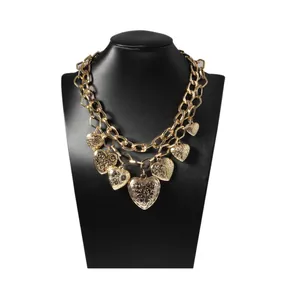 Collar de doble cadena dorada estilo hip hop punk con colgantes de corazones en un busto