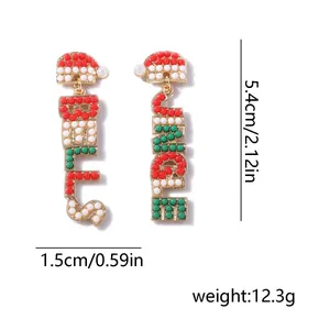 Detalle de pendientes Jingle Bells con dimensiones de 5,4 cm de largo y 1,5 cm de ancho