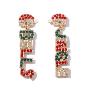 Detalle de pendientes Jingle Bells con pedrería brillante y perla de imitación
