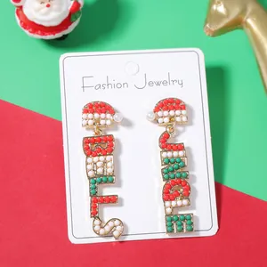 Detalle de pendientes navideños BELLS y SINGLE con diseño de gorro de Papá Noel