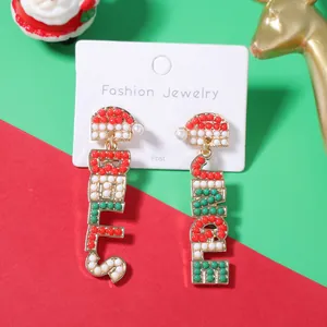 Pendientes navideños con cuentas rojas y verdes y decoración de gorro de Papá Noel