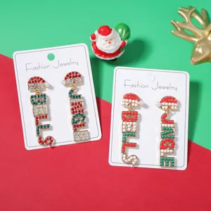 Pendientes de Navidad Jingle Bells con colgantes rojos y verdes en tarjeta de joyas