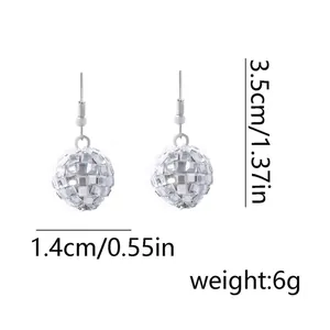 Détails des boucles d'oreilles boule disco montrant les dimensions 1,4cm et 3,5cm
