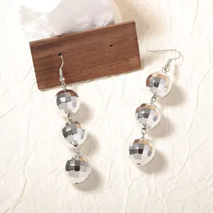 Boucles d'oreilles disco argentées avec trois perles réfléchissantes à facettes pendantes